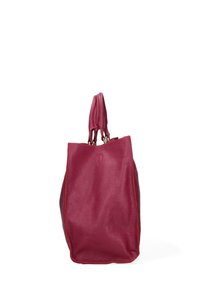 Sac fourre-tout en cuir cramoisi avec une finition texturée, de forme rectangulaire et élancée, doté de deux poignées supérieures. Présente un design minimaliste sans accents supplémentaires.