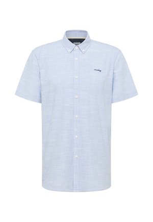 Hellblaues Kurzarmhemd mit einem subtilen Texturmuster, Knopfverschluss und einem kleinen gestickten Logo auf der linken Brust.