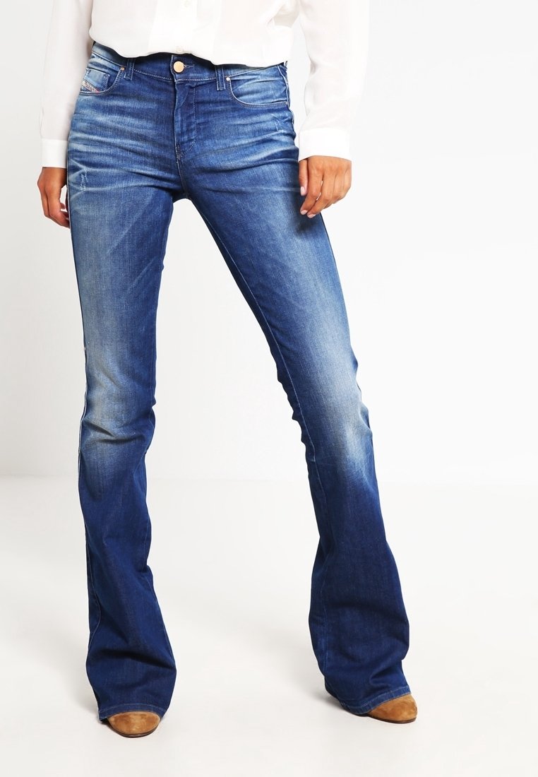 Jean en denim bleu évasé avec une taille mi-haute, présentant un léger effet usé, des poches classiques et une texture lisse.