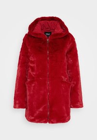 Rød faux fur hættetrøje med lange ærmer, lynlåslukning og to forlommer; blød tekstur og fyldigt udseende.