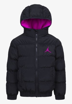 Schwarze Winterjacke mit pinkem Futter an der Kapuze, mit einem Frontreißverschluss und strukturierten Nähten. Auffälliges Jordan-Logo in Pink auf der Brust.