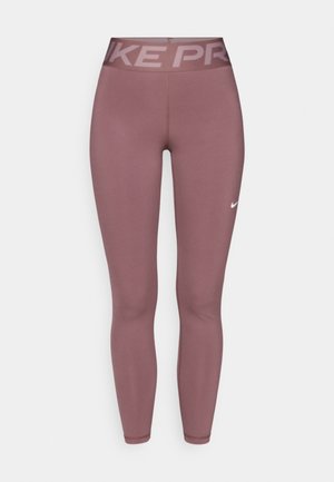 Nike Pro leggings vaaleanpunaisena, joissa on korkea vyötärö, jossa on painettuna "NIKE PRO". Sileä, joustava materiaali mukavuutta ja joustavuutta varten.