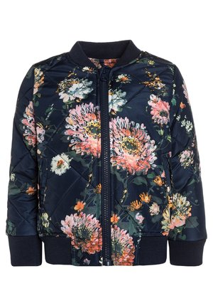 Granatowa bomberka w kwiaty z pikowaną fakturą, z dużymi różowymi i białymi kwiatami, na zamek z przodu oraz z ściągaczami na rękawach i kołnierzu.
