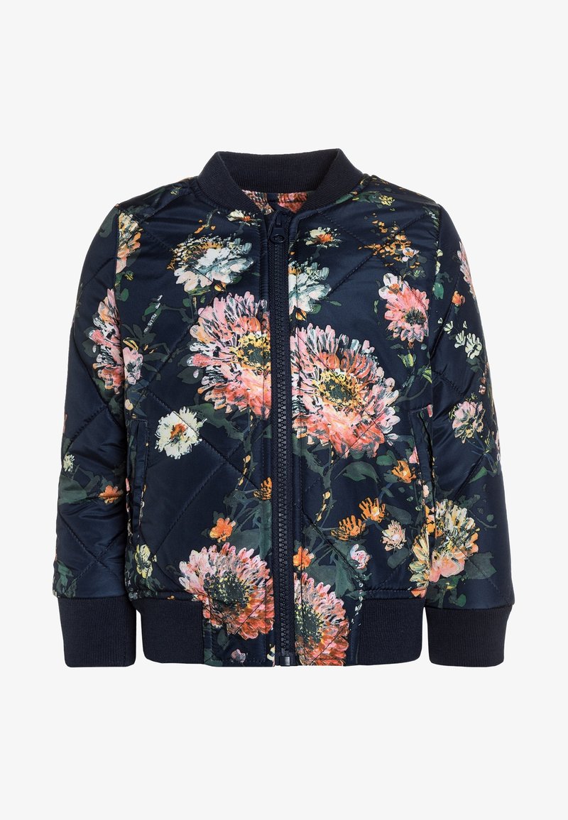 Veste bomber florale marine avec texture matelassée, ornée de grandes fleurs roses et blanches, fermeture éclair sur le devant, et poignets et col côtelés.
