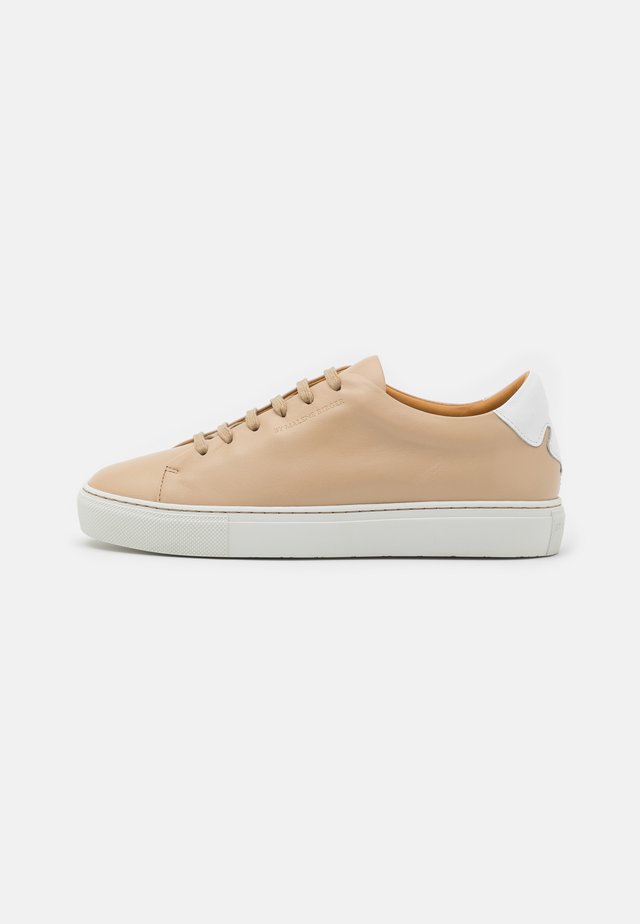 EXCLUSIVE SANDIE - Trainers - tan