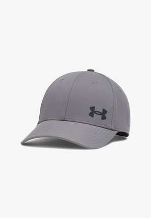 Šedá šiltovka s zakriveným šiltom a čiernym logom Under Armour na prednom pravom paneli, zobrazená na bielom pozadí.