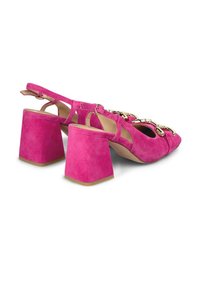 Rosa Wildleder Slingback-Schuhe mit einem quadratischen Blockabsatz und dekorativer goldener Hardware an den oberen Riemen. Strukturierte Oberfläche und verstellbarer Riemen.