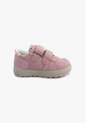 Sneaker rosa per bambini con due fasce in Velcro, corpo in pelle texturizzata, contrasti in morbido rosa e una suola in gomma resistente con grip.