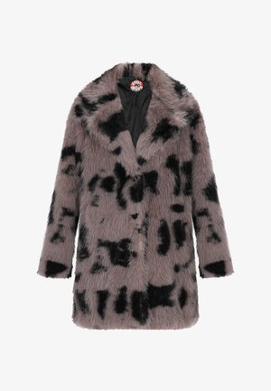 Dirbtinio kailio paltas šviesiai rudos spalvos su juodais dėmėtais raštais. Su notch tipo apykakle ir trimis sagomis priekyje. Tekstūruotas, ilgesnio ilgio.