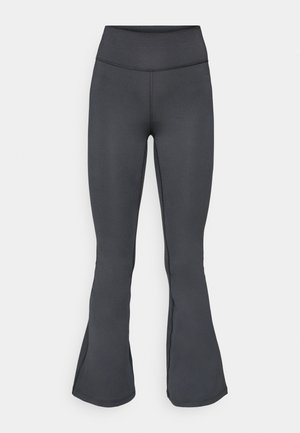 Pantalon de yoga évasé taille haute gris foncé avec coutures cousues, conçu pour un usage sportif ou décontracté.