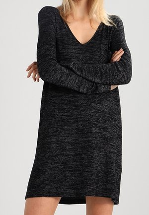 Robe à manches longues et décolleté en V en tissu gris chiné foncé, présentant une coupe décontractée et une petite poche poitrine. Texture douce et longueur genou.