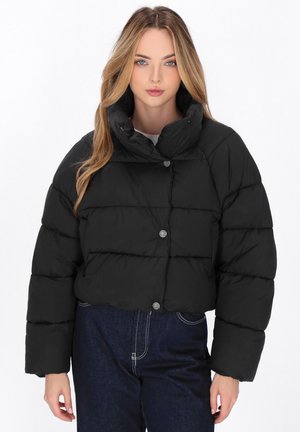 Zwarte cropped pufferjas met een hoge kraag, voorzien van horizontaal gestikte secties en zilveren knopen. Zacht, glanzend materiaal met een gladde textuur.