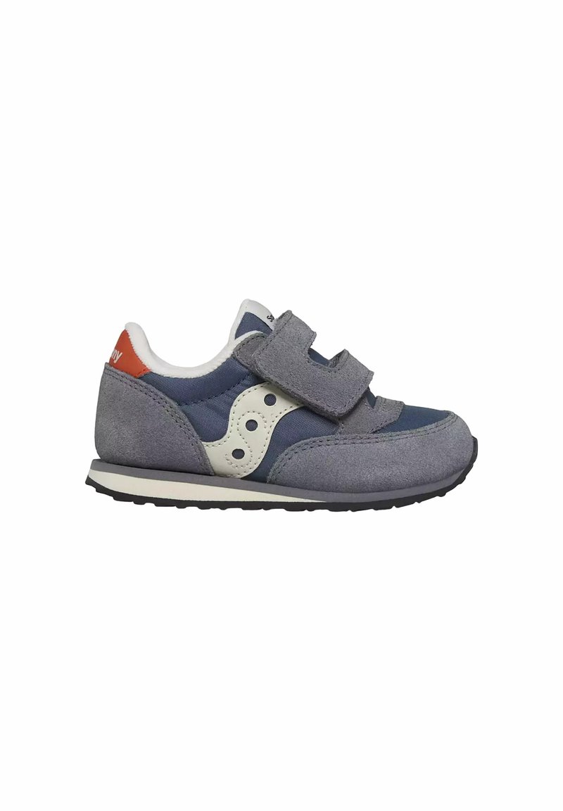 Sneakers per bambini con tomaia in camoscio grigio e tessuto navy, dettagli bianchi, cinturini regolabili in Velcro e suola in gomma nera con texture.