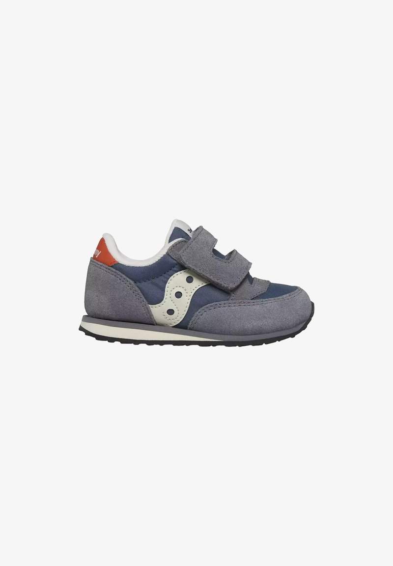 Sneakers per bambini con tomaia in camoscio grigio e tessuto navy, dettagli bianchi, cinturini regolabili in Velcro e suola in gomma nera con texture.