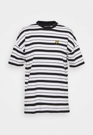Gestreiftes T-Shirt in Schwarz und Weiß mit einem runden schwarzen Kragen, versehen mit einem kleinen gelben gestickten Logo auf der linken Brust. Weicher Stoff.