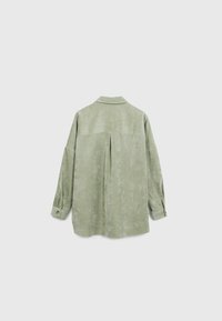 Olijfgroen suède-achtige blouse met een rugplooitje, lange mouwen en knoopdetails bij de manchetten. Voorzien van een klassieke kraag en een relaxte pasvorm.