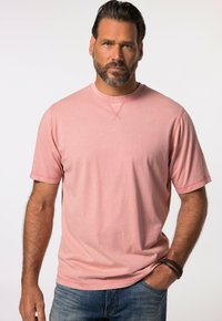 T-shirt a maniche corte con collo rotondo in tessuto rosa chiaro con una texture morbida. Presenta un collo rinforzato e dettagli di cucitura sottili.