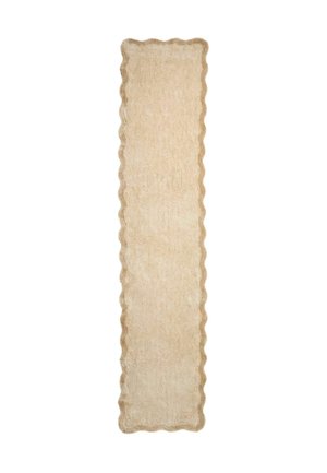 Lungo tappeto stretto beige con bordi smerlati e superficie morbida e testurizzata.