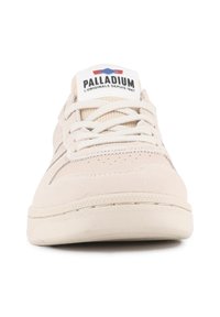 Beige tossut, jotka on valmistettu sametista, tekstuurilla varustetuilla sivuilla, pyöreällä varvaskärjellä, litteällä kumipohjalla ja valkoisilla nauhoilla; sisältää logon kielessä.