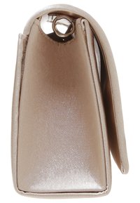 Litet beige läderhandtag sett från sidan med slät yta, vikt överdel och metallring för fästning.