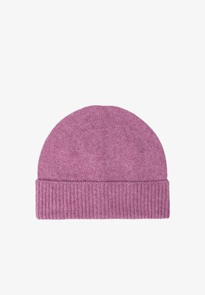 Roze gebreide muts met geribbelde boord. Zachte textuur en afgeronde bovenkant. Materiaal lijkt warm en duurzaam. Geschikt voor koud weer.