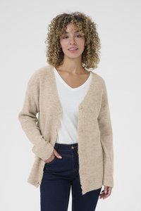 Beige stickad cardigan med V-ringning, knäppning fram och ribbad textur. Buren över en vit t-shirt och matchad med mörka jeans.