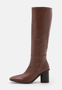 Braune Lederstiefel bis zum Knie mit spitzem Schuhkopf, vertikalen Nähten und einem stabilen schwarzen Absatz. Glatte Textur mit einem eleganten Design.