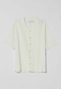 Camisa de manga corta de color verde claro con un corte relajado. Presenta un cuello tipo campamento, una tapeta con cinco botones marrones y un tejido suave y texturizado.