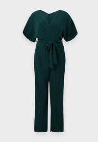 Mørkegrønn plisserte jumpsuit med korte ermer, V-hals omslagsfront og en knyttet midjebelte mot en ensfarget bakgrunn.