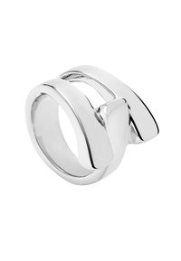 Anillo de plata con una superficie lisa y pulida, que presenta un diseño entrelazado y un detalle rectangular en un lado.