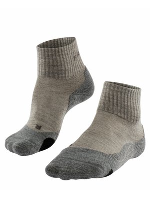Graue Knöchelsocken mit einem gerippten Bündchen, ausgestattet mit verstärkter Ferse und Zehen. Das Design kombiniert helle und dunkle Grautöne für einen Kontrast.