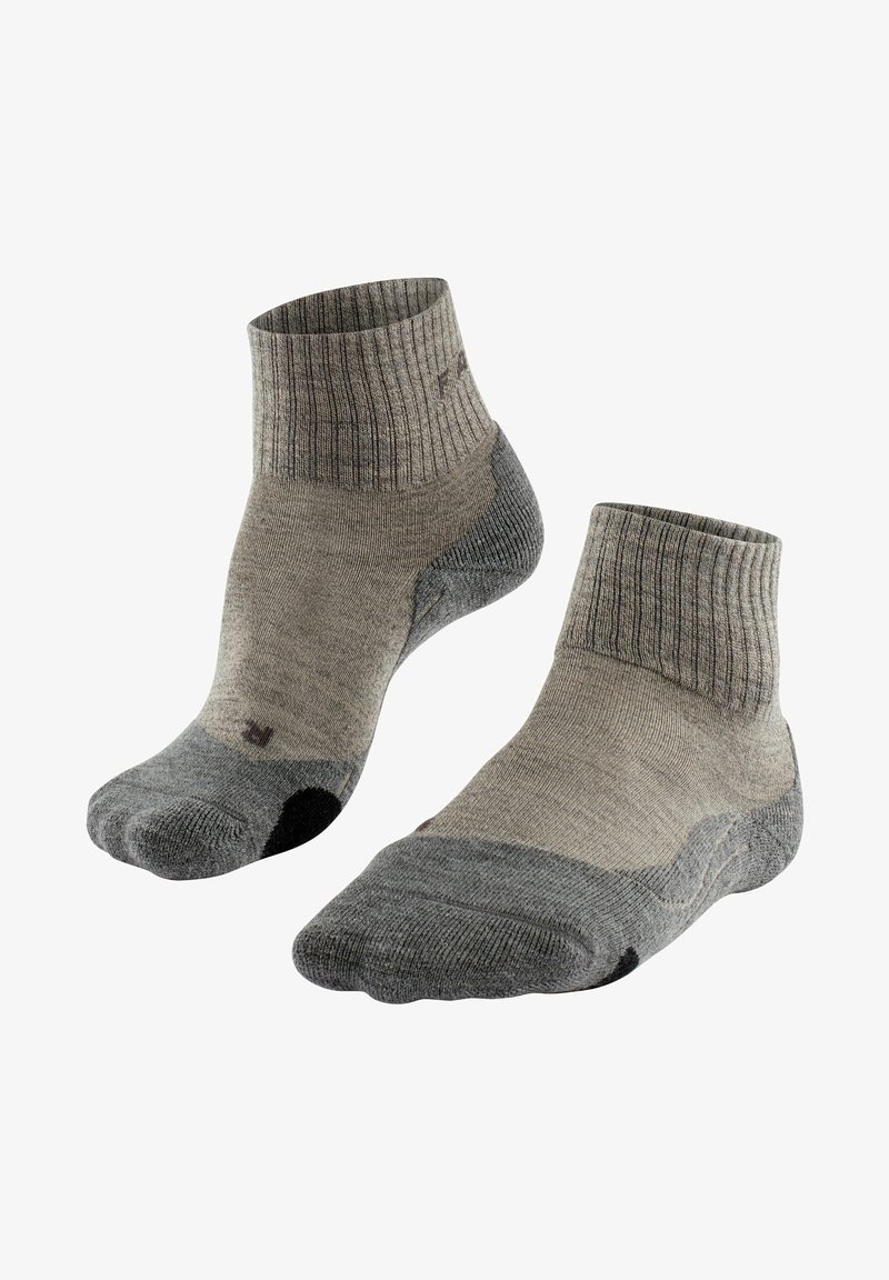 Calcetines tobilleros grises con un puño acanalado, que cuentan con refuerzo en el talón y la puntera. El diseño combina tonos de gris claro y oscuro para crear contraste.