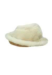Chapeau en laine de couleur crème avec une texture douce et pelucheuse et un large bord arrondi. La doublure intérieure est lisse avec un extérieur en suède beige.