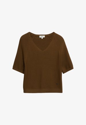 Brauner kurzärmeliger Strickpullover mit V-Ausschnitt und geripptem Saum, mit einem kleinen Metallmarkenzeichen in der Nähe der Taille.