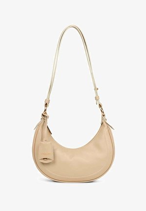 Sac à épaule en cuir beige de forme croissant, avec une longue sangle et une étiquette arborant le logo. Texture lisse, design minimaliste, accents en matériel doré.