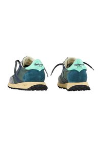 Zapatillas de ante y malla que presentan una combinación de colores verde, gris y azul, con un tirador en verde menta y suela negra en contraste.
