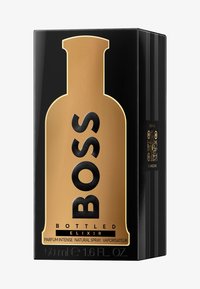 Schwarze rechteckige Schachtel mit einer goldenen Flaschensilhouette und "BOSS" in fetten schwarzen Buchstaben. Enthält 50 ml Parfüm, intensiver natürlicher Sprühnebel.