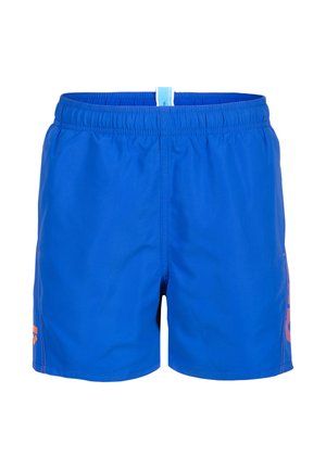Costume da bagno da uomo blu con fascia elastica in vita e piccolo logo rosa sulla parte inferiore della gamba destra, vista frontale su sfondo bianco.