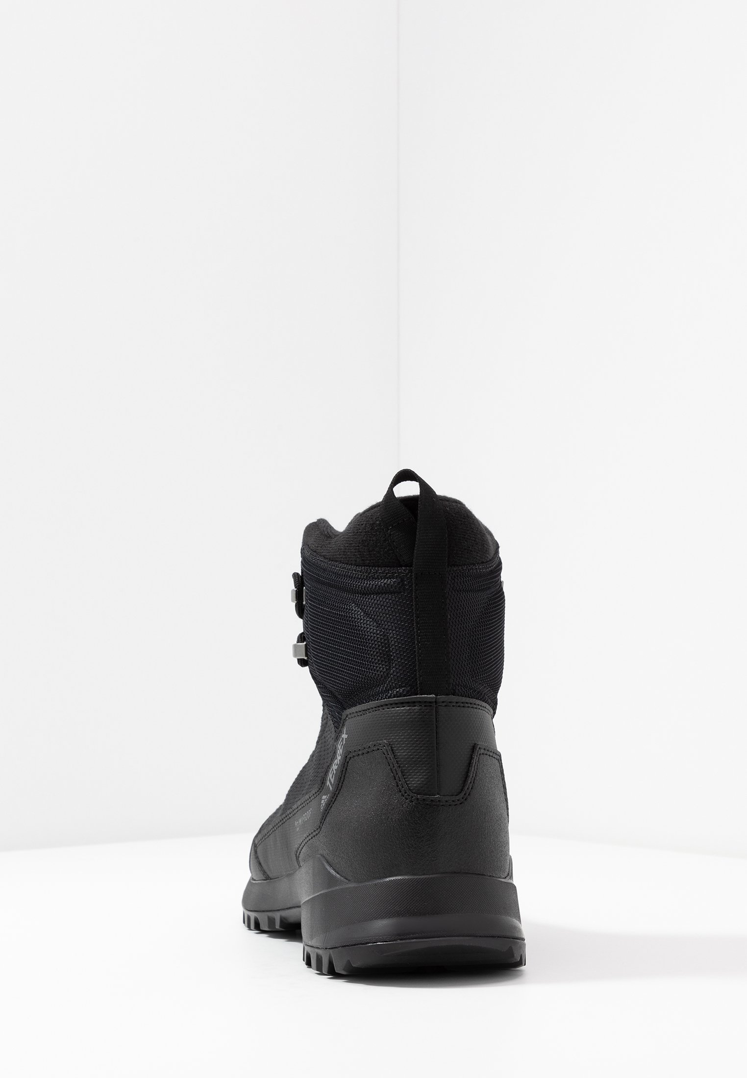 terrex frozetrack mid winter hiking shoes