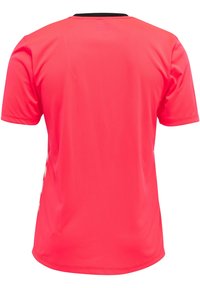 Camiseta deportiva de manga corta en un tejido rosa brillante, con un cuello redondo negro y detalles blancos en los laterales. Textura suave y diseño ligero.