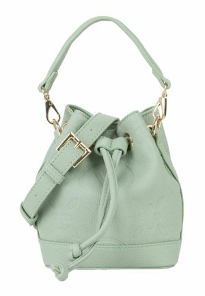 Sac seau en cuir vert clair avec bandoulière réglable, fermeture par cordon, ferrures dorées et embossage floral subtil.
