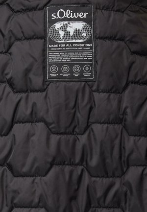 Tissu de veste matelassée noir avec étiquette s.Oliver montrant une carte du monde, des revendications sur le produit et des icônes pour le confort et des tissus innovants.