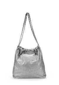 Bolso de mano metálico plateado con una textura suave, parte superior fruncida y dos asas de cadena para llevar. Superficie lisa con un acabado brillante.