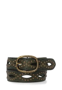 Olivengrønt læderbælte med ovalt messing spænde, dekorative udskæringer og kobbernitteudsmykninger i symmetriske mønstre.