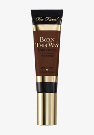 Tube van de Too Faced Born This Way Soft Matte oil control foundation met zwart, bruin en goud design, 24 uur houdbaar, en hyaluronzuur.