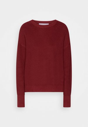 Czerwony sweter z prążkowanym wzorem, okrągłym dekoltem, długimi rękawami i luźnym krojem. Teksturowane detale na całej powierzchni i prążkowane mankiety.