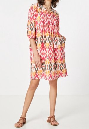 Farverig knælængde kjole med V-hals, rynket foran, 3/4 ærmer, pink og orange geometrisk mønster, med to sidelommer.