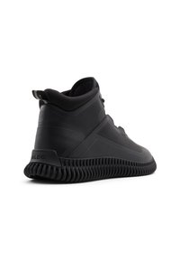 Sneakers altas nere con tomaia in sintetico testurizzato, suole in gomma rigata e colli imbottiti. Presentano una marcatura minimale e accenti riflettenti.