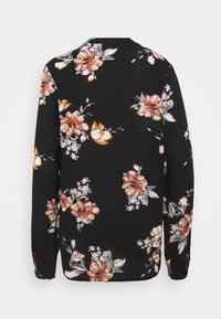 Langärmlige Bluse aus leichtem Stoff mit schwarzem Hintergrund und großem Blumenmuster in Pink, Orange und Weiß, mit geknöpften Manschetten.