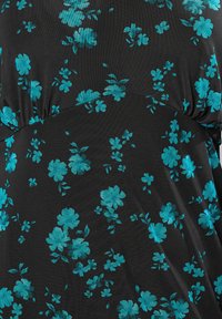 Schwarzer Stoff mit einem Blumenmuster, das leuchtend türkisfarbene Blumen und Blätter zeigt. Das Design umfasst unterschiedlich große und geformte Blumen.